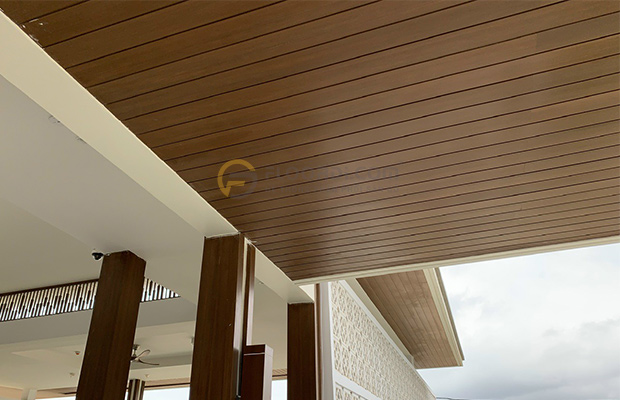 Tấm gỗ ngoài trời ốp trần đang trở thành kiểu ốp phổ biến trong trang trí nội ngoại thất